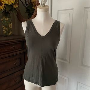 4 for $10 Sleeveless top v neck size xs
